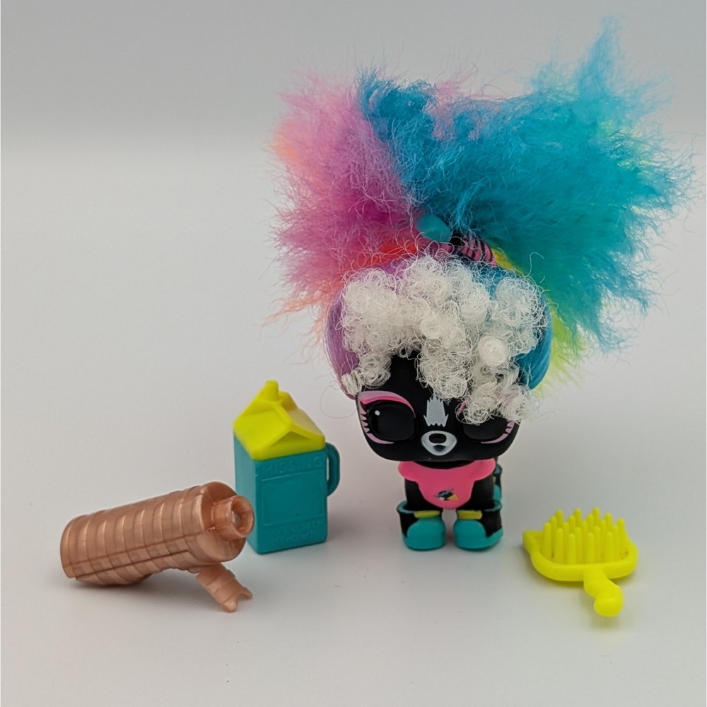 LOL Surprise Lights Pets Valley PU Skunk Rainbow Hair Figure with Accessories